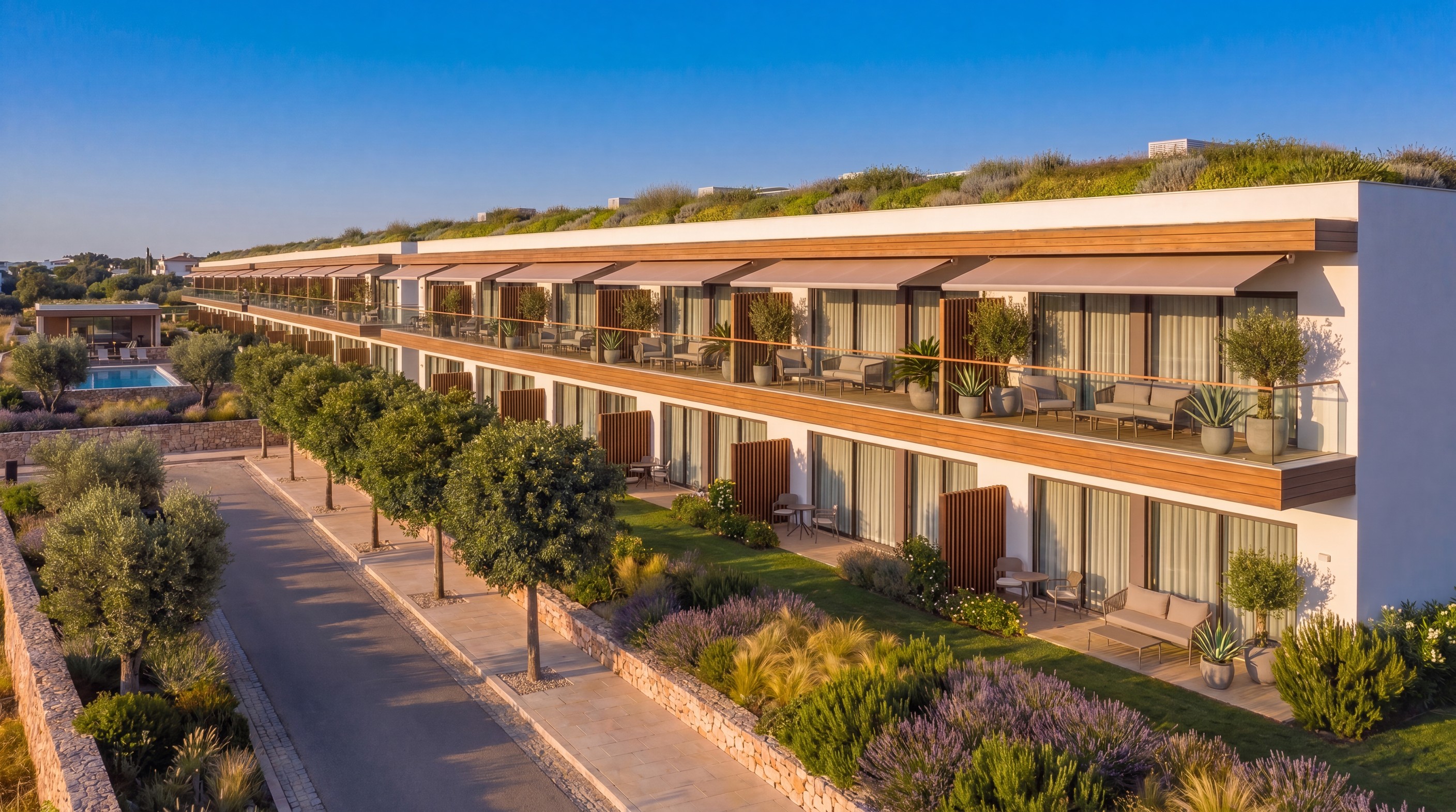 Zweigeschossiges Apartmentgebäude mit Terrassen und Gemeinschaftspool in Estoi | Two-storey apartment building with terraces and communal pool in Estoi